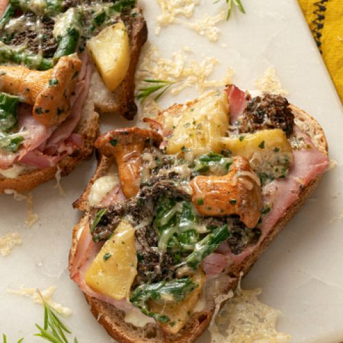 Tosta de jamón con setas a la crema