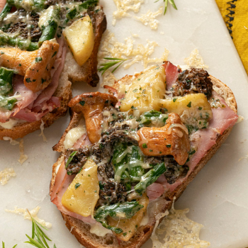 Ham toast with cream mushrooms